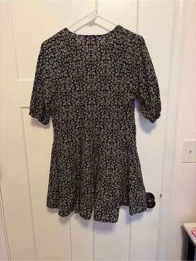 Universal Thread Black and White Floral Short Sleeve Tunic